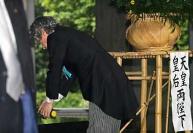 Japanese Prime Minister Junichiro Koizumi lays flower during a memorial service at Chidorigafuchi National Tomb for Dead Soldiers in Tokyo May 30, 2005. 