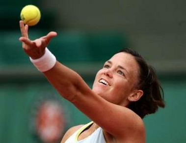 First seed Lindsay Davenport of the U.S. serves the ball to Belgium's Kim Clijsters, the number 14 seed, during their match in the fourth round of the French Open tennis tournament at the Roland Garros stadium May 29, 2005. Davenport won 1-6 7-5 6-3. REUTERS