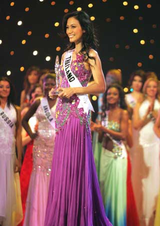 Chananporn Rosjan of Thailand is awarded the best costume award during the Miss Universe 2005 pageant in Bangkok, May 31, 2005. 
