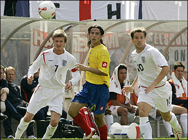 England's David Beckham (L) watches a kick with teammate Michael Owen (R) and Colombia's Elkin Soto during their friendly match between England and Colombia in East Rutherford, NJ. England won 3-2(AFP