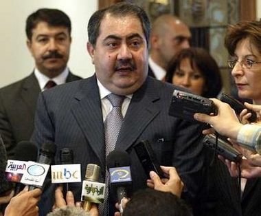 Iraq's Foreign Minister Hoshyar Zebari (L) attends a news conference with Jordan's acting Foreign Minister Alia Bouran (R) in Amman May 8, 2005.