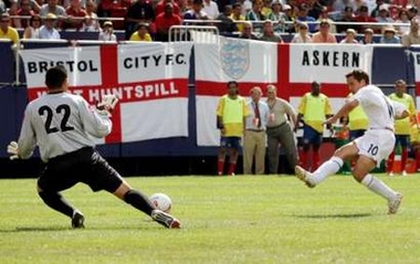 Michael Owen of the English National Team (R) shoots and scores his second goal of the game past goalkeeper Farid Mondragon of the Colombian National Team during the first half of their friendly match at Giants Stadium in East Rutherford, New Jersey, May 31, 2005.