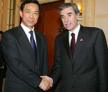 U.S. Secretary of Commerce Carlos Gutierrez (R) shakes hands with his Chinese Minister of Commerce Bo Xilai during a meeting in Beijing June 4, 2005. Top U.S. and Chinese trade officials met in Beijing on Saturday to discuss surging textile exports from China and thorny IPR issues. [Reuters]
