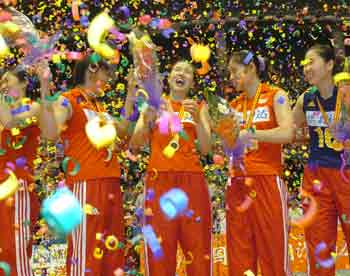 Chinese women's volleyball players celebrate on the stand after winning the PetroChina KunLun Cup China International Women's Volleyball Tournament in Dalian, on Friday, June 3, 2005.[Xinhua]