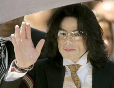 Entertainer Michael Jackson waves to supporters while departing the Santa Barbara County Courthouse following his child molestation trial in Santa Maria, California June 3, 2005. The case went to the jury. (Robert Galbraith/Reuters) 