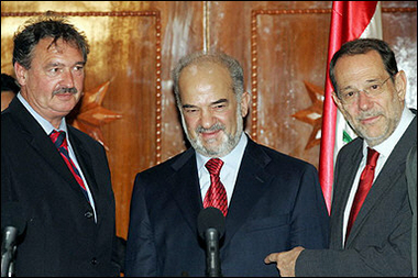 Luxembourg Foreign Minister Jean Asselborn (L), Iraqi Prime Minster Ibrahim Jaarafi (C) and EU foreign policy chief Javier Solana speak to the media after a meeting in Baghdad.(AFP