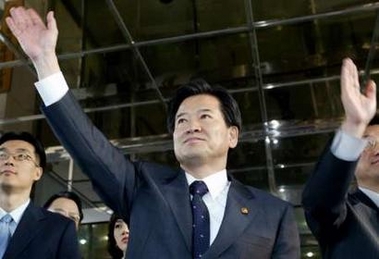 South Korean Unification Minister Chung Dong-young (C) waves as Vice Unification Minister Rhee Bong-jo (not in picture) leaves for the North Korean city of Kaesong for inter-Korean talks, in Seoul May 16, 2005.