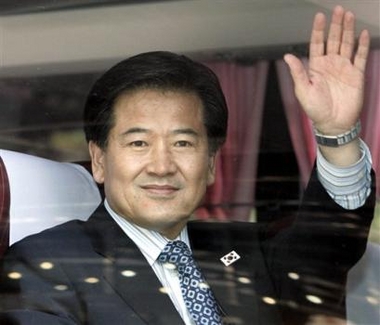 South Korean Unification Minister Chung Dong-young who leads the South's government delegation to Pyongyang, waves before leaving for North Korea's capital to join celebrations marking the fifth anniversary of the only summit between North Korean leader Kim Jong Il and then-South Korean President Kim Dae-jung amid tension on the divided peninsula over the North's nuclear ambitions in Seoul, Tuesday, June 14, 2005. (AP 