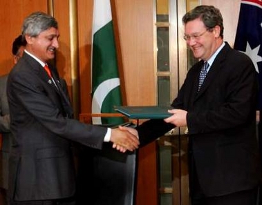 Australian Foreign Minister Alexander Downer (R) and Pakistan's Minister for Industry and Production Jehangir Khan Tareen shake hands during a signing ceremony in Canberra's Parliament House June 15, 2005 of a Memorandum of Understanding on counter-terrorism cooperation between the two countries. Pakistani President General Pervez Musharraf, who witnessed the ceremony along with Australian prime minister John Howard, is on a three-day trip to Australia, the first by a Pakistani head of state. REUTERS