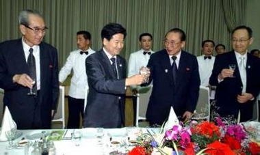 (L-R) North Korea's vice-chairman of the Committee for the Peaceful reunification of the Fatherland, Kim Ki-nam, South Korea's Unification Minister, Chung Dong-young, vice-chairman of the North's Presidium of the Supreme People's Assembly Yang Hyung-seob and head of a South Korean civic group delegation, Baek Nak-cheong, toast together at a dinner in the North Korean capital of Pyongyang June 15, 2005. [Reuters]