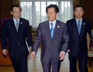 South Korea's Unification Minister Chung Dong-young (C) leaves the Baekhwawon hotel to meet North Korean leader Kim Jong-il in Pyongyang June 17, 2005.