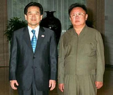 North Korean leader Kim Jong-il (R) poses with South Korea's Unification Minister Chung Dong-young during their meeting in Pyongyang June 17, 2005.