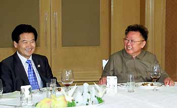 North Korean leader Kim Jong-il (R) chats with South Korea's Unification Minister Chung Dong-young during their meeting in Pyongyang June 17, 2005. [Reuters]