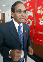 Corruption in China's football league could destroy the game there, Asian Football Confederation chief Peter Velappan, pictured, warned, and voiced disappointment over China's failure to qualify for the 2006 World Cup.(AFP/file/Fre