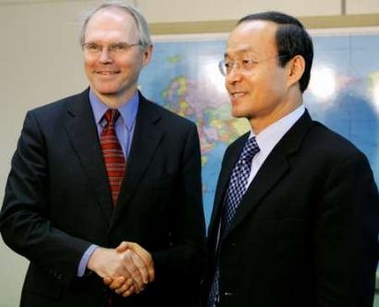 U.S. Assistant Secretary of State Christopher Hill (L), chief envoy for the North Korean nuclear issue, meets South Korea's Deputy Foreign Minister Song Min-soon, chief South Korean negotiator to the nuclear dispute, at the Foreign Ministry in Seoul June 16, 2005. REUTERS