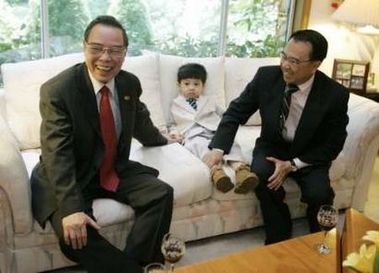 Vietnamese Prime Minister Phan Van Khai (L) visits the Nguyen family at their home in Issaquah, Washington, east of Seattle, June 19, 2005. The prime minister is on a week-long trip to the U.S. to promote trade and to improve diplomatic ties. Khai is the highest-ranking Vietnamese leader to visit the U.S. since the Vietnam War. REUTERS