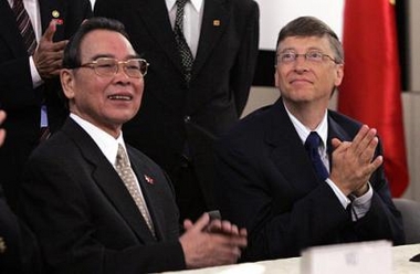 Vietnam Prime Minister Phan Van Khai, left, and Microsoft Chairman Bill Gates applaud following the signing of memorandum's of understanding at the Microsoft campus Monday, June 20, 2005, in Redmond, Wash.
