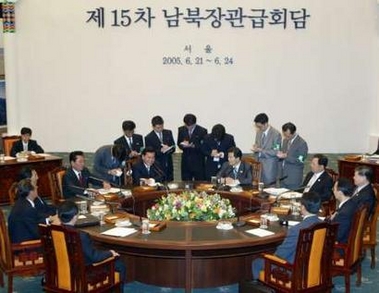 South (R) and North Korean delegations hold the inter-Korean ministerial talks in Seoul June 22, 2005.