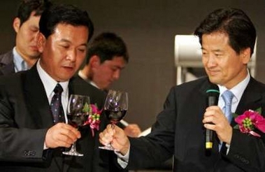 North Korea's Chief Cabinet Councillor Kwon Ho-ung (L) toasts South Korea's Unification Minister Chung Dong-young at a dinner hosted by Chung in Seoul June 21, 2005.