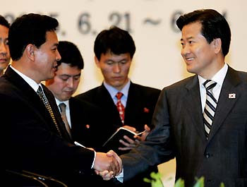 Kwon Ho-ung (L), a chief cabinet councillor of North Korea and the head of the North Korean delegation for the inter-Korean ministerial talks, shakes hands with South Korean Unification Minister Chung Dong-young at the talks in Seoul June 22, 2005. Senior officials from South and North Korea held the 15th round of inter-Korean ministerial meetings in Seoul on Wednesday. [Reuters]
