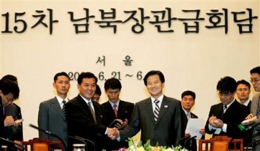 Kwon Ho Ung, center left, a North Korean senior cabinet counselor and the head of the North Korean delegation, shakes hands with South Korean Unification Minister Chung Dong-young at their high-level talks in Seoul Wednesday, June 22, 2005.