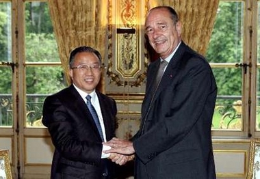 Chinese Vice Foreign Minister Dai Bingguo (L) shakes hands with French President Jacques Chirac during a meeting at the Elysee Palace in Paris June 6, 2005 in Paris. REUTERS