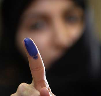 Iranian women wait to vote at a mosque in Qom, 120 km (75 miles) south of Tehran, June 24, 2005. [Reuters]