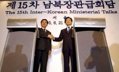 South Korean Unification Minister Chung Dong-Young (R) shakes hands with North Korea's head delegate Kwon Ho-Ung (L) at a joint news conference after their meeting in Seoul June 23, 2005.