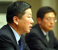 Shang Fulin(L), chairman of China Securities Regulatory Commission, speaks at a press conference on China's stock market in Beijing June 27, 2005. [newsphoto]
