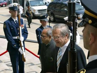 U.S. Secretary of Defense Donald Rumsfeld (R) walks with Indian Minister of Defense Pranab Mukherjee past an honor guard prior their meeting at the Pentagon in Washington, June 28, 2005. REUTERS