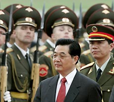 President Hu Jintao inspects a guard of honour on his arrival in Moscow, June 30, 2005. 
