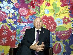 Mayor Yury Luzhkov answering reporters' questions at a news conference at Russia House in Singapore on Tuesday.