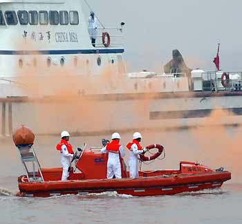 Chinese lifeguards practise a maritime rescue drill during the "2005 East China Sea United Search and Rescue Drill" in seas off China's financial centre Shanghai July 7, 2005. 