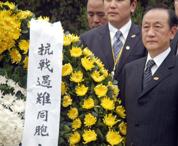 Visiting New Party Chairman Yok Mu-ming from Taiwan mourns the victims of a Japanese slaughter at the memorial Hall for the victims of Nanjing Massacre in Nanjing, East China's Jiangsu Province July 8, 2005. Yok and his delegation arrived in Nanjing Thursday after concluding a visit to Guangzhou, capital of South China's Guangdong Province. Thursday is the 68 anniversary of the Lu Gouqiao (Marco Polo Bridge) Incident in which Japanese invading troops launched an assault on Chinese army, marking the start of Japan's full-scale invasion. [newsphoto]