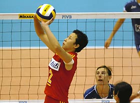 China's skipper Feng Kun sets up ball as Italy defeats China 3-0(25-22, 25-22, 25-22) in Hong Kong. [Xinhua]