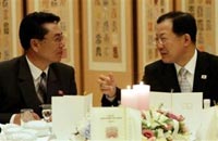 North Korea's top delegate Choe Yong Gon, left, vice minister of Construction and Building Materials Industries, talks with his South Korean counterpart Bahk Byong-won, vice finance minister, during their dinner for the 10th North-South Economic Cooperation Committee Meeting in Seoul, Monday, July 11, 2005. [AP]