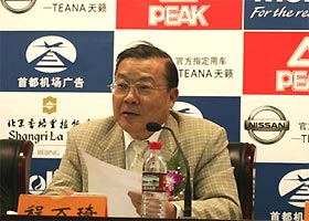 FIBA President Chinese Carl Men Ky Ching speaks at a press to launch the Stankovic Continental Champions Cup on July 12, 2005. [sina.com.cn]