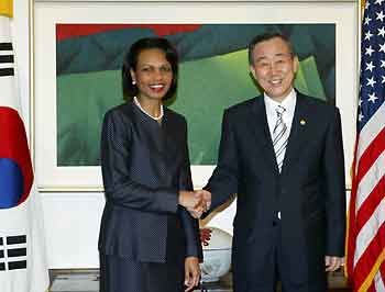 US Secretary of State Condoleezza Rice (L) shakes hands with her South Korean counterpart Ban Ki-moon at the official residence of the South Korean foreign minister in Seoul July 12, 2005. Rice arrived from Tokyo in Seoul on Tuesday for the final leg of her Asian trip. [Reuters]
