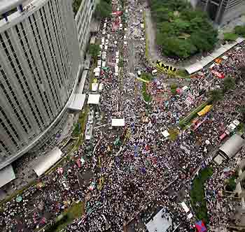 Thousands of Filipino protesters hold a demonstration against Philippine President Gloria Macapagal Arroyo along Manila's Makati financial district July 13, 2005. [Reuters]