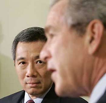 President George W. Bush hosts a meeting with Singapore Prime Minister Lee Hsien Loong (L) in the Oval Office of the White House, July 12, 2005. The two leaders discussed regional and security issues. 