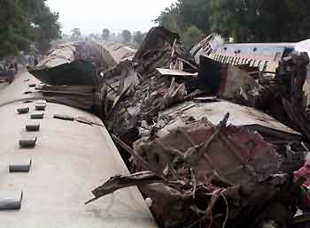 The wreckage of carriages is seen after a train crash near Ghotki, 430 km (270 miles) northeast of Karachi July 13, 2005. [Reuters]