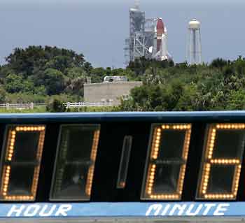 The countdown clock in the press site is shown after launch of the space shuttle Discovery was delayed at the Kennedy Space Center in Cape Canaveral, Florida, July 13, 2005. [Reuters]