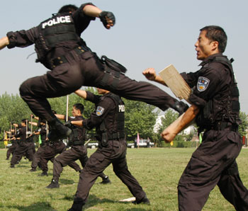 Members of a Chinese special police detachment take part in a training secession in Xi'an, Northwest China's Shaanxi Province July 13, 2005. The city established its first special police detachment aimed at dealing with terrorism, violent crimes and other emergencies. [newsphoto] 