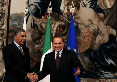 Italy's Prime Minister Silvio Berlusconi (R) shakes hand with his Pakistani counterpart Shaukat Aziz during a meeting at the Chigi Palace in Rome July 14, 2005. REUTERS