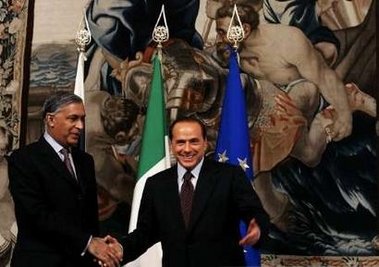 Italy's Prime Minister Silvio Berlusconi (R) shakes hand with his Pakistani counterpart Shaukat Aziz during a meeting at the Chigi Palace in Rome July 14, 2005. REUTERS