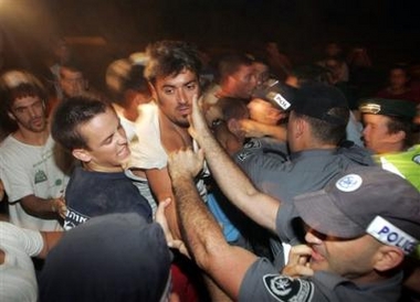 Israeli troops scuffle with Jewish settlers, opponents to Israeli Prime Minister Ariel Sharon's disengagement plan, during a protest blocking Kissufim crossing, Gush Katif settlement bloc, Gaza Strip, Sunday, July 17, 2005. (AP 