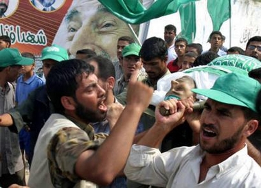 Palestinians carry the body of Saeed Seyam, a commander of the Palestinian militant group Hamas shot dead by Israeli forces, during his funeral in the Khan Younis refugee camp, south of Gaza Strip, July 17, 2005. REUTERS