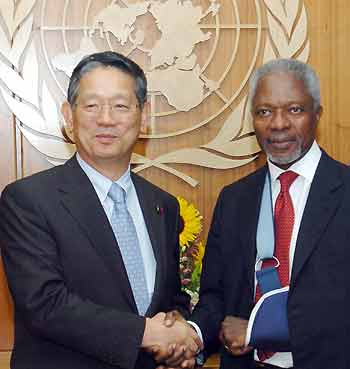 U.N. Secretary General Kofi Annan (R) greets Japanese Minister of Foreign Affairs Nobutaka Machimura at the United Nations headquarters in New York July 27, 2005.