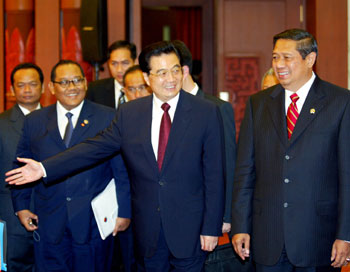 Chinese President Hu Jintao (2nd from right) gestures while meeting with visiting Indonesian President Susilo Bambang Yudhoyono in Beijing July 28, 2005. [newsphoto]