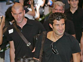 Real Madrid's Luis Figo (R) of Portugal and Zinedine Zidane of France arrive at Tokyo's Narita airport July 24, 2005. 